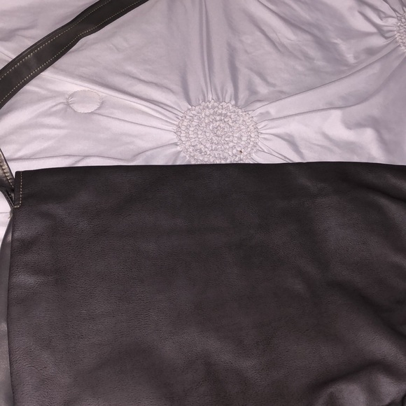 BRAND NEW METALLIC AND COLOR  BLOCK MESSENGER BAG - Picture 6 of 8